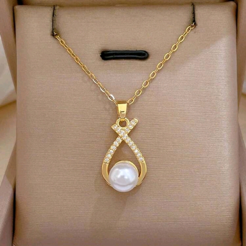 Gold and Pearl Pendant Necklace